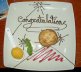 quadratischer Kuchen mit Aufschrift Congratulation