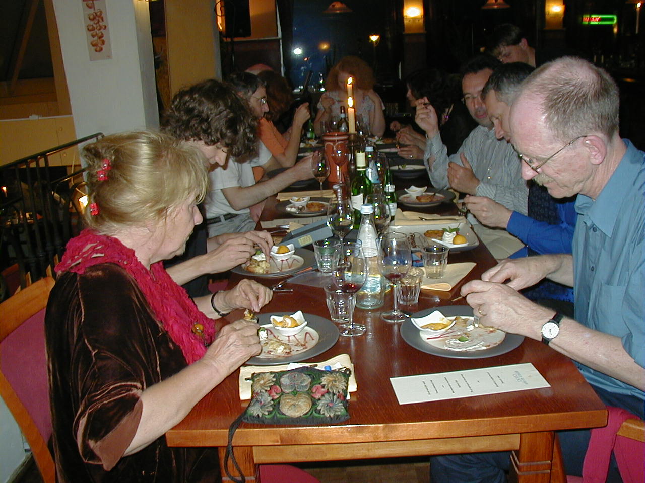 Personen an Tisch beim Essen in Restaurant